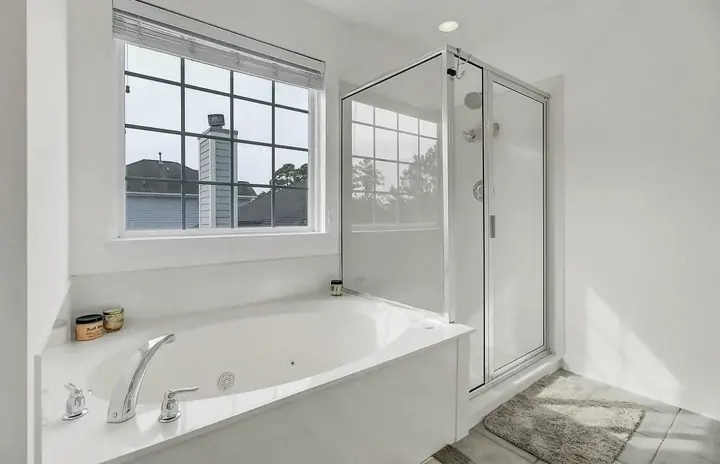 Soaking tub and shower enclosure